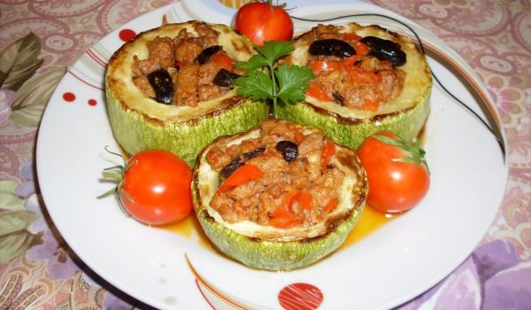 Пънчета от тиквички с маслини и кайма