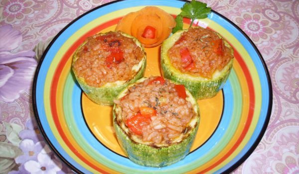 Пънчета от тиквички с ориз и домати