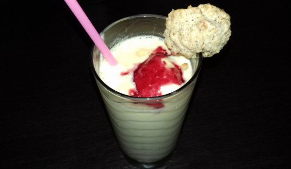 Пъпешов шейк с бисквитки и топинг