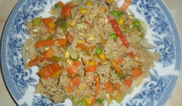 Пържен ориз със зеленчуци и яйца по китайски