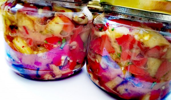 Пържен патладжан и печен пипер в буркани за зимата