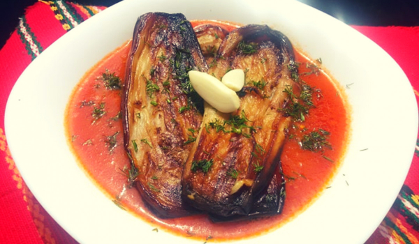 Пържен патладжан с доматен сос