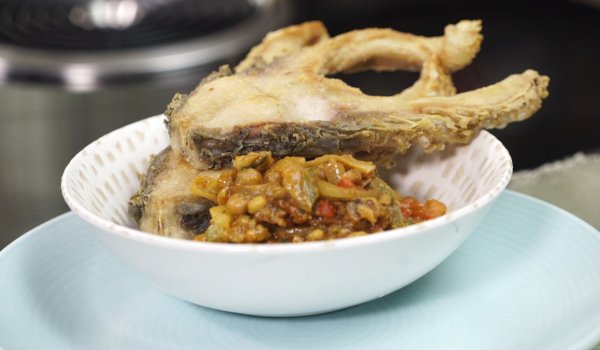 Пържен шаран с орехи и зеленчуци