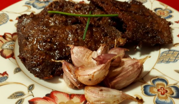 Пържен свински дроб с чесън