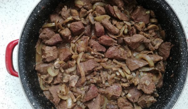 Пържен свински дроб с лук и гъби