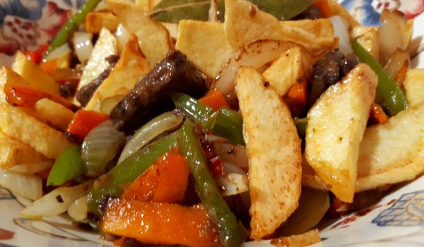 Пържен свински дроб със зеленчуци