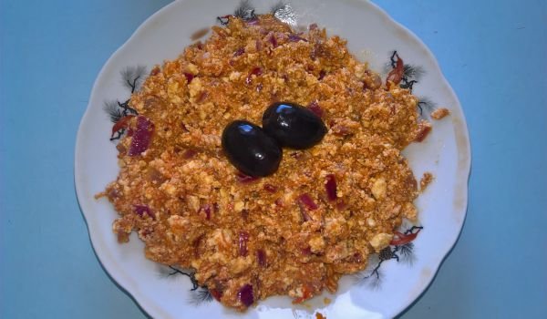 Пържена извара с червен лук и моркови