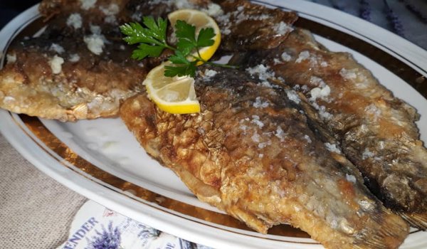 Пържена каракуда с чеснов дресинг