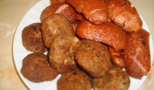 Пържена македонска наденица и кюфтета