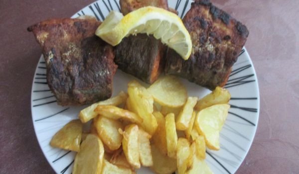 Пържена пъстърва с пържени картофи