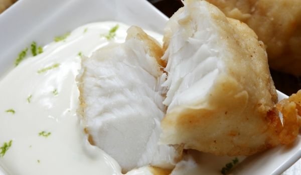 Пържена риба с подлучен млечен сос