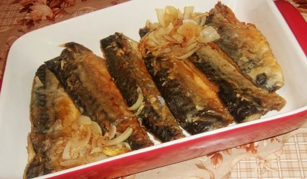 Пържена скумрия с лук