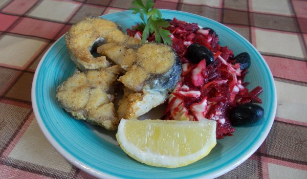 Пържена скумрия с царевично брашно