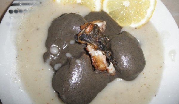 Пържена скумрия със сос от маслини