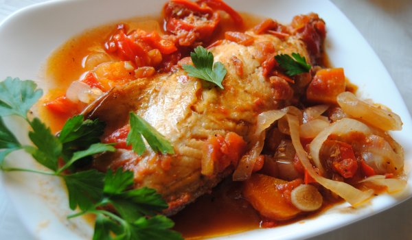 Пържена скумрия със зеленчуци