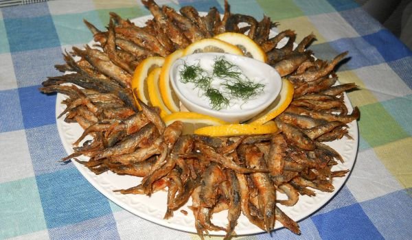 Пържена цаца с чеснов сос и лимон