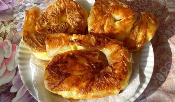 Пържени банички с яйца и сирене