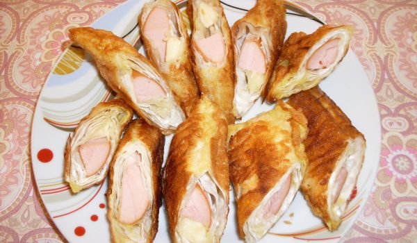 Пържени банички с топено сирене и кренвирш