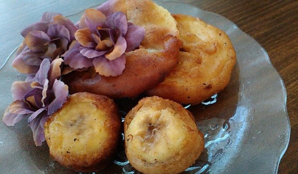 Пържени бухтички с банани и ябълки