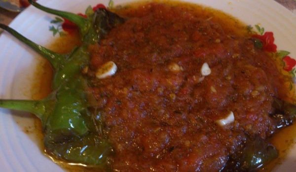 Пържени чушки с доматен сос и чесън