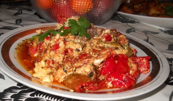 Пържени чушки със сирене, яйца и розмарин