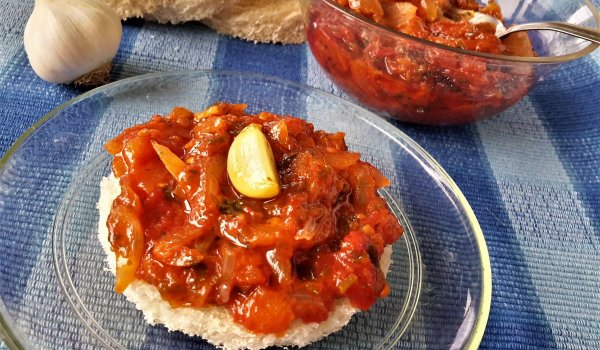 Пържени домати с лук, чесън, моркови и подправки