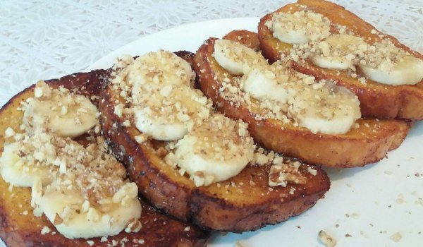 Пържени филийки с яйца, мед, банани и орехи