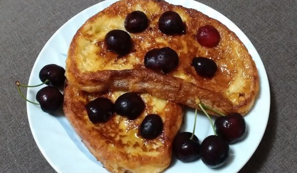 Пържени филийки с мед и пресни череши