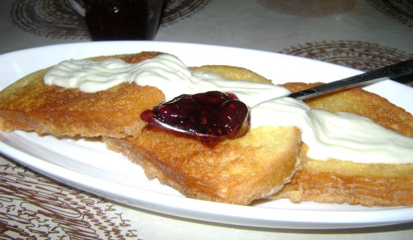 Пържени филийки със сладко и крем