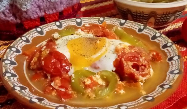 Пържени яйца с домати