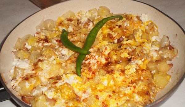 Пържени яйца с лук и картофи