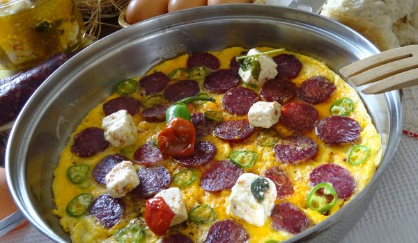 Пържени яйца с луканкова наденица и пикантно сирене