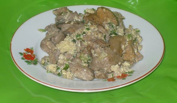 Пържени яйца с пилешки дробчета