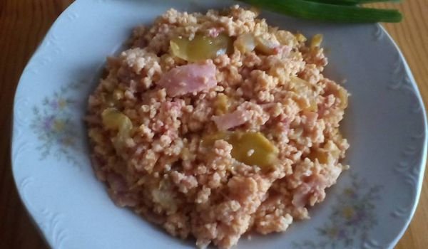 Пържени яйца с шунка, сирене и зеленчуци