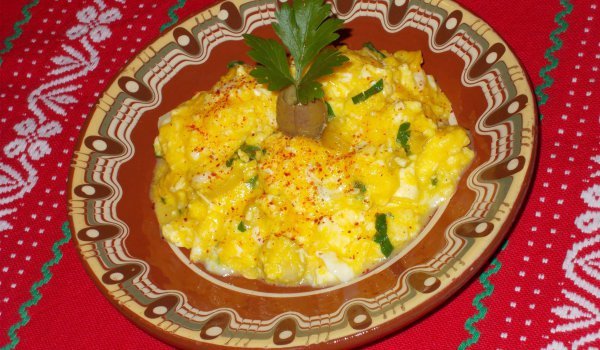 Пържени яйца със сирене, зелени маслини и магданоз