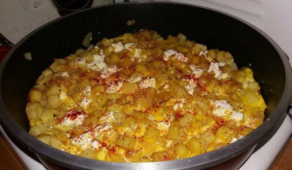Пържени картофи с яйца и сирене