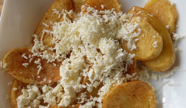 Пържени картофи в масло със сирене