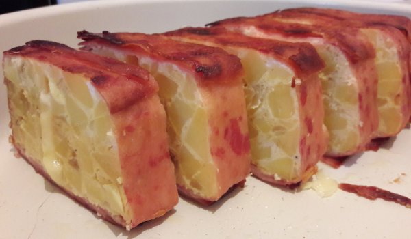 Пържени картофки с лук и яйца, обвити в шунка