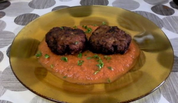Пържени кюфтенца с доматен сос