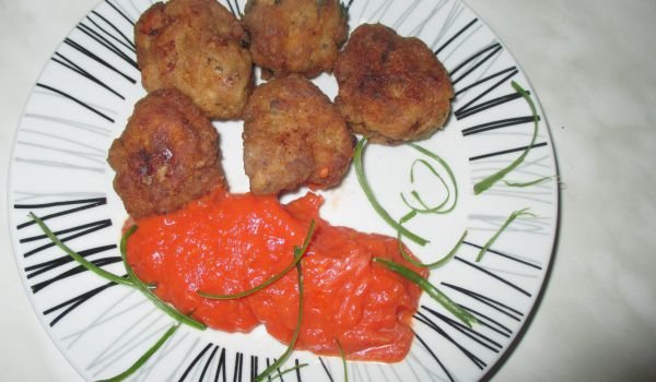 Пържени кюфтета с ароматен доматен сос