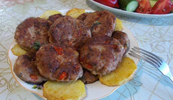 Пържени кюфтета с червена чушка