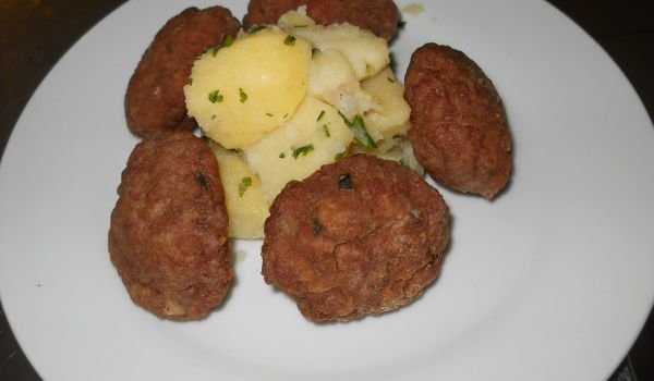 Пържени кюфтета с чубрица и картофена салата