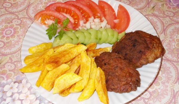 Пържени кюфтета с гарнитура