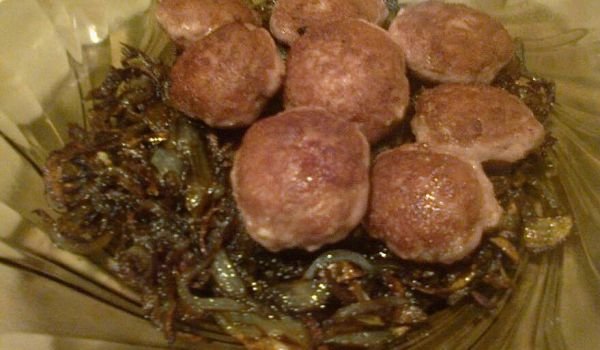 Пържени кюфтета върху лук