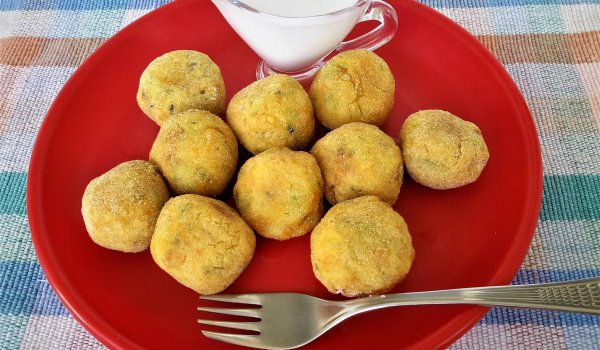 Пържени крокети от картофи, моркови и праз