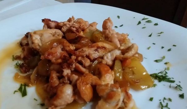 Пържени мариновани пилешки хапки с лук и чушки