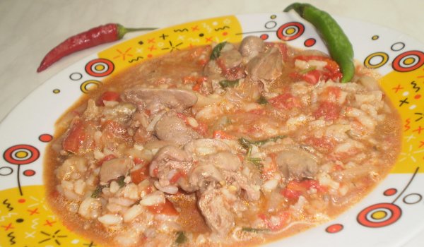 Пържени пилешки дробчета с домати и ориз