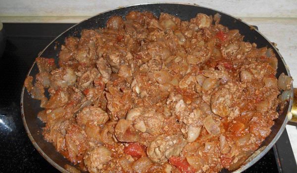Пържени пилешки дробчета с домати