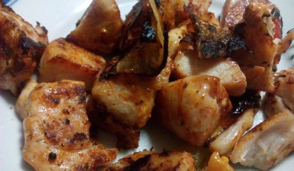 Пържени пилешки хапки с чушки и кетчуп