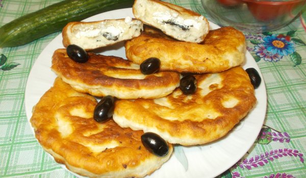 Пържени питки с маслини, извара и сирене